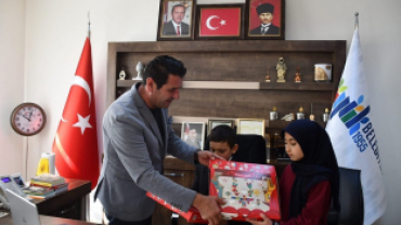 Hüyük Belediye Başkanlığı Makamı’na Hüyük İmam Hatip Ortaokulu 5/A sınıfı öğrencisi Mehmet Baş oturdu.